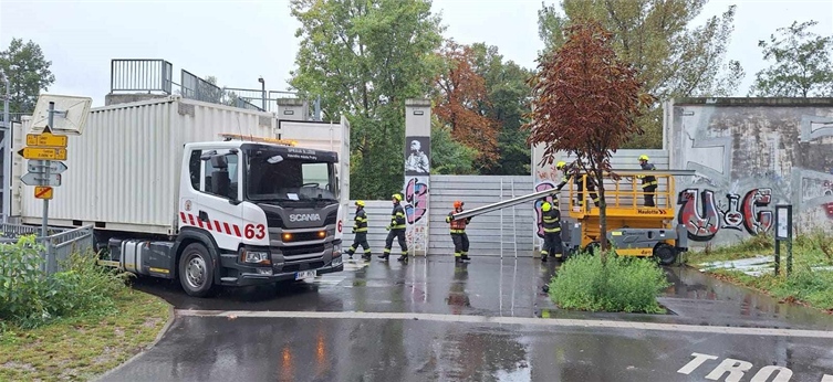 Monitorují se vodní toky v Praze, staví se protipovodňové zábrany, pytluje se 